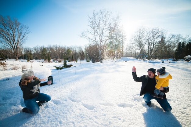 Ritratto di famiglia felice a winter park