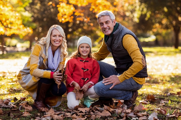 Ritratto di famiglia felice al parco