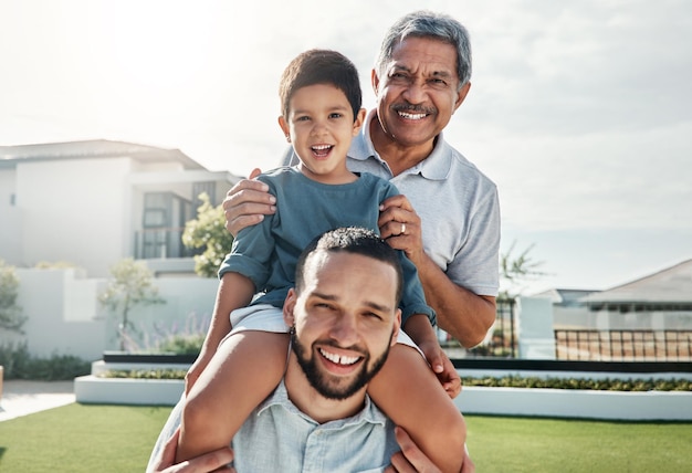 Ritratto di famiglia felice bambino padre e nonno legame sorriso o godersi del tempo di qualità insieme nel cortile Casa vacanza prato amore e persone all'aperto in vacanza a Rio de Janeiro in Brasile