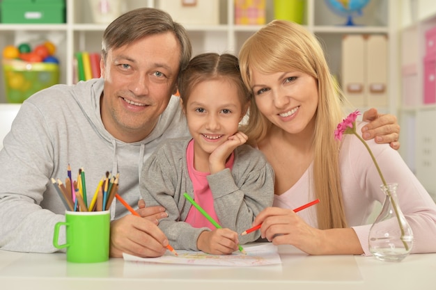 Ritratto di famiglia felice che dipinge a casa