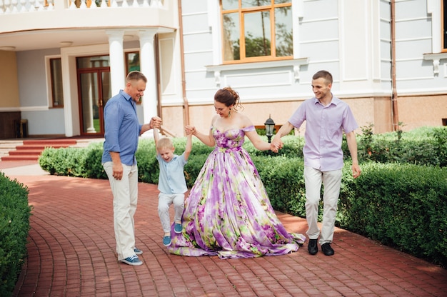 Ritratto di famiglia felice nel parco