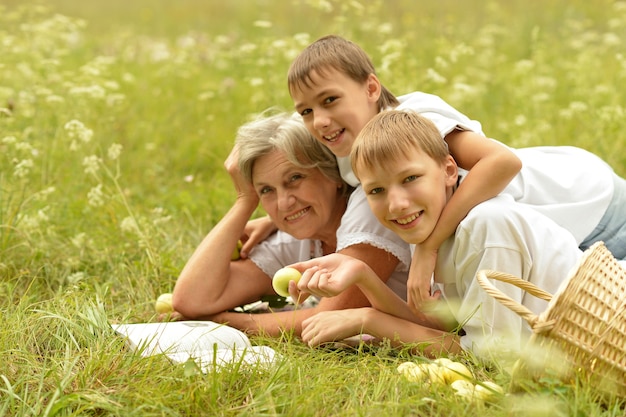 Ritratto di famiglia felice nella foresta estiva