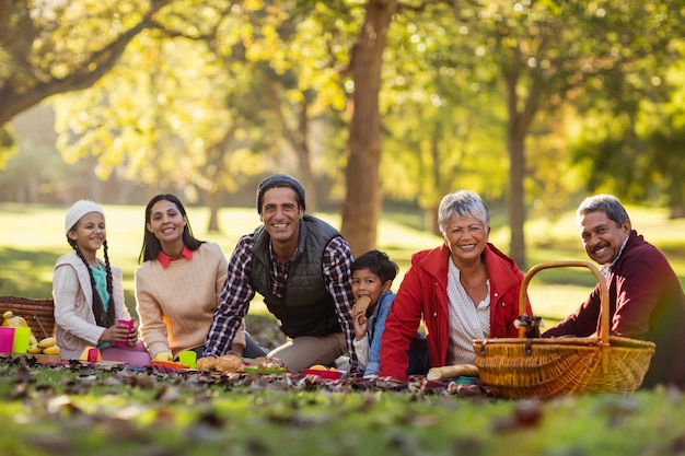 Ritratto di famiglia gioiosa al parco