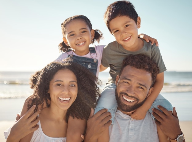 Ritratto di famiglia in vacanza al mare, vacanze estive e relax al mare insieme Sorriso eccitato e mamma felice, papà e giovani bambini a cavalcioni sotto il sole per divertirsi, giocare alla felicità e alla soleggiata vacanza sull'oceano