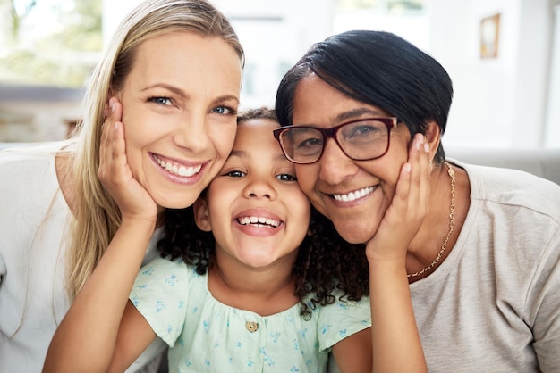 Ritratto di famiglia interrazziale e casa con legame e cura con sorriso con nonna, mamma e figlio Amore felice e soggiorno con i bambini e abbraccio insieme per rilassarsi in sostegno con i nonni