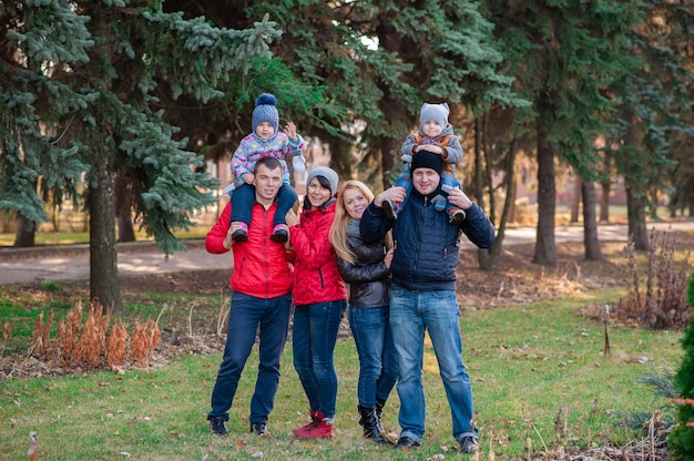 Ritratto di famiglia nel parco