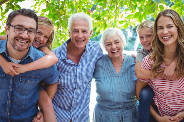 Ritratto di famiglia sorridente con i nonni