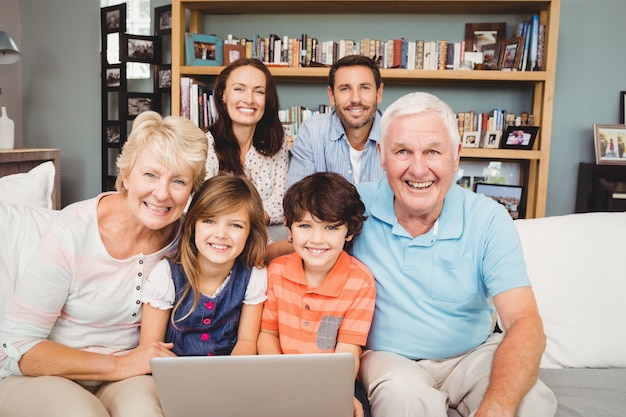 Ritratto di famiglia sorridente con il portatile