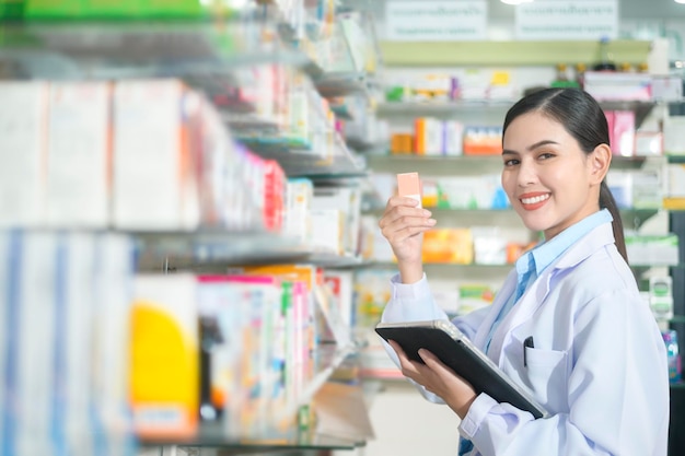 Ritratto di farmacista femminile che utilizza tablet in una moderna farmacia farmacia