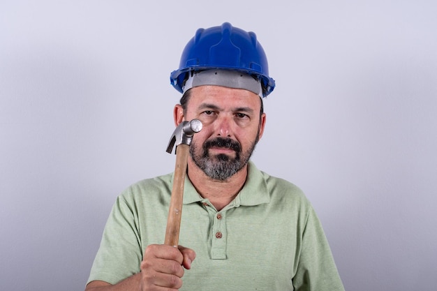 Ritratto di felice architetto maturo in casco in piedi ispettore industriale maschio anni '60 che indossa una camicia in posa in studio