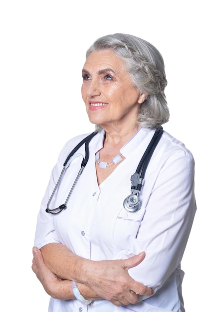 Ritratto di felice bel medico senior in posa su sfondo bianco