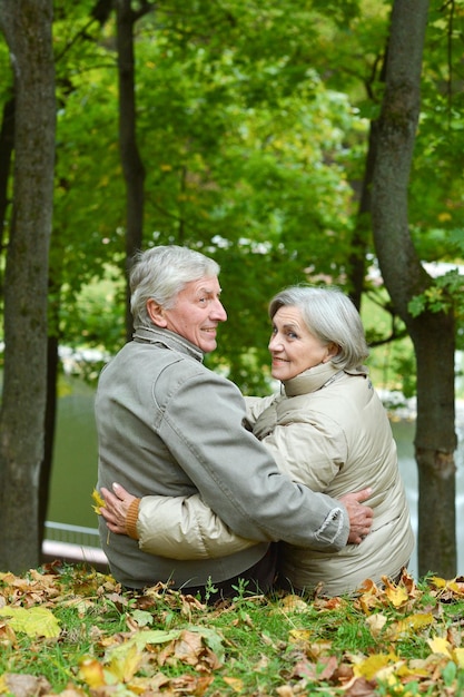 Ritratto di felice coppia senior che si abbraccia nel parco