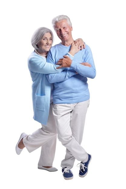 Ritratto di felice coppia senior in posa isolato su sfondo bianco