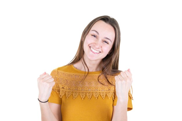 Ritratto di felice giovane donna vincitore isolato su sfondo bianco