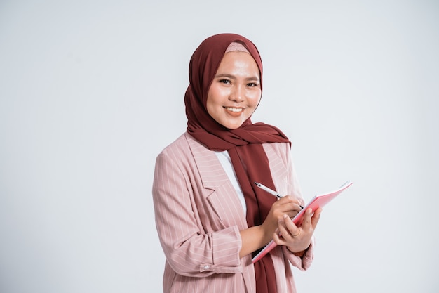 Ritratto di felice imprenditrice musulmana