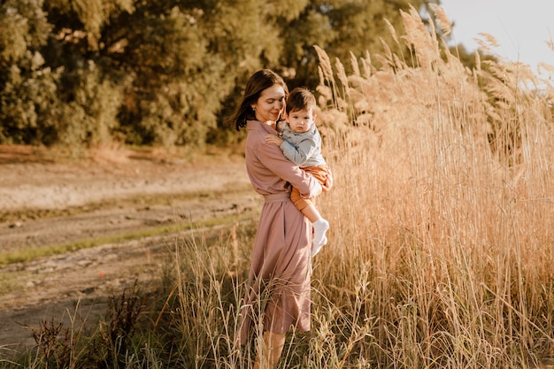 Ritratto di felice madre amorevole e suo figlio bambino