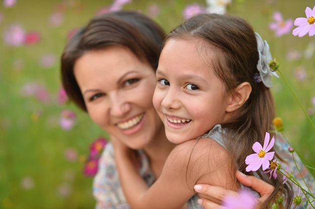 Ritratto di felice madre e figlia sorridente all'aperto