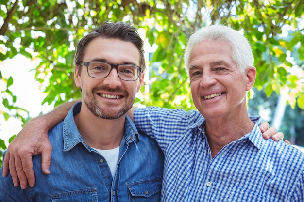 Ritratto di felice padre e figlio