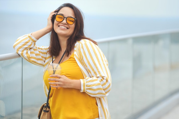 Ritratto di felice positivo millenario plus size donna casual di 35 anni in vacanza