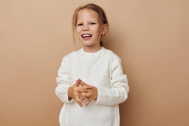 Ritratto di felice sorridente bambino ragazza stile bambini emozioni divertimento infanzia inalterato