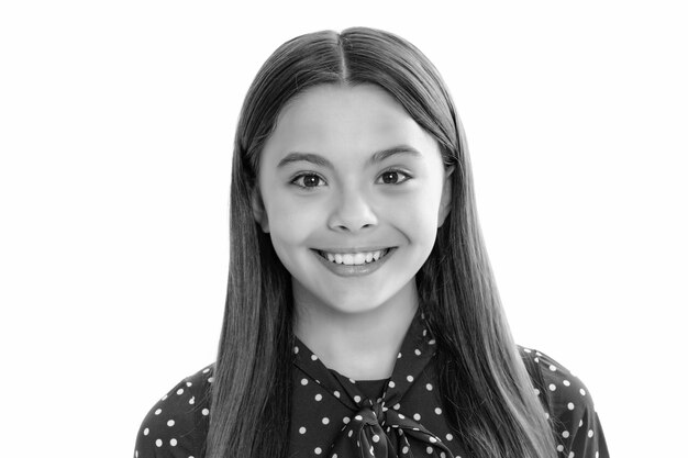 Ritratto di felice sorridente ragazza adolescente Closeup ritratto del volto di una ragazza adolescente Ritratto di un bambino adolescente carino Studio girato sfondo isolato
