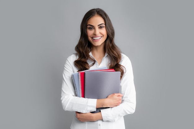 Ritratto di felice sorridente studente o insegnante College o istruzione delle scuole superiori Giovane donna