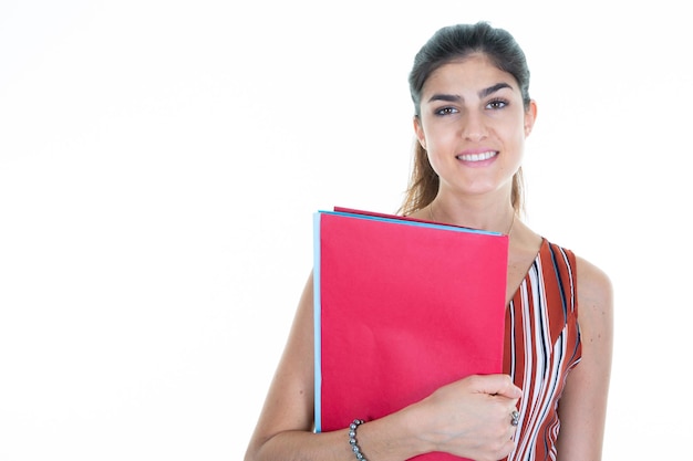 Ritratto di felice studentessa d'affari che tiene in mano i documenti della cartella guardando la telecamera