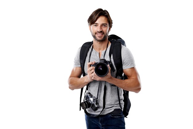 Ritratto di fotografo e zaino con fotocamera in studio per la carriera dietro le quinte e felice Fotografia persona o sorriso con attrezzature spazio di maket o attrezzature di riprese per photoshoot o passione