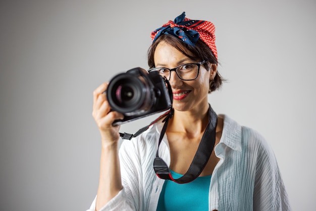 Ritratto di fotografo femminile sorridente con