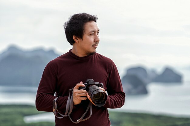 Ritratto di fotografo o il turista sul fantastico paesaggio di samed nang chee punto di vista