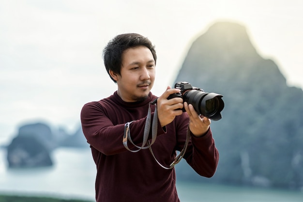 Ritratto di fotografo o turista sul fantastico paesaggio di samed nang chee vi