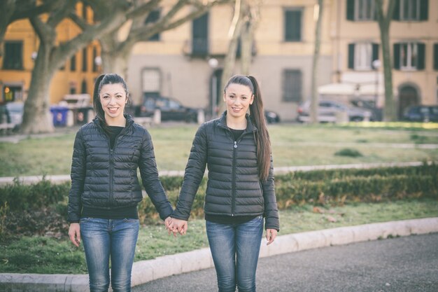 Ritratto di gemelli femminili al parco