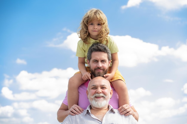 Ritratto di generazione di uomini nonno padre e nipote all'aperto in cielo concetto festa del papà uomini i...