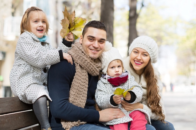 ritratto di genitori felici con i bambini in autunno