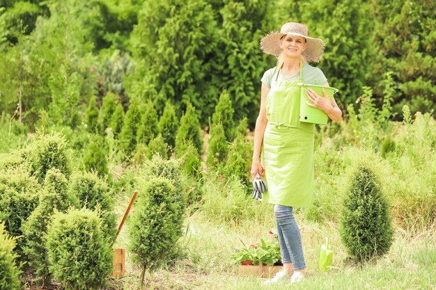 Ritratto di giardiniere femminile all'aperto