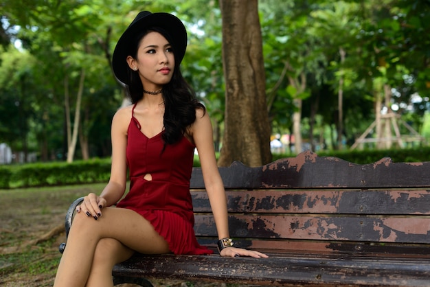 Ritratto di giovane bella donna asiatica al parco