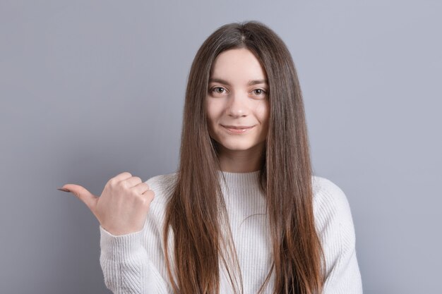 Ritratto di giovane bella donna con i capelli scuri