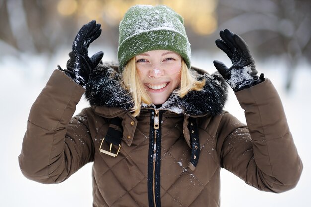 Ritratto di giovane bella donna divertirsi in inverno