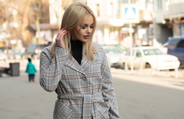 Ritratto di giovane bella donna in cappotto autunnale. Foto di moda.