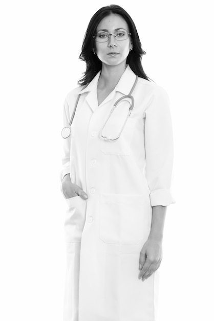 Ritratto di giovane bella donna medico isolato su bianco in bianco e nero