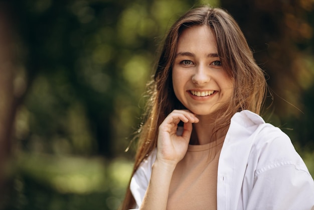 Ritratto di giovane bella donna nel parco