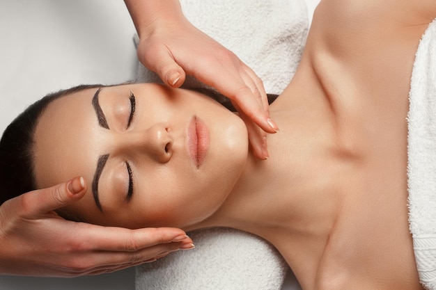 Ritratto di giovane bella donna nel trattamento di massaggio del corpo Spa SalonSpa