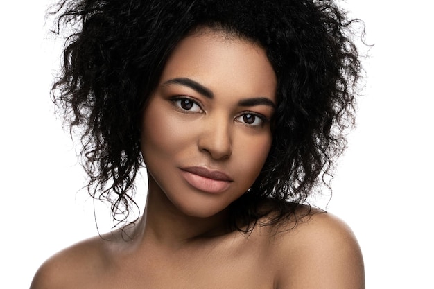 Ritratto di giovane bella donna nera con la pelle liscia su sfondo bianco