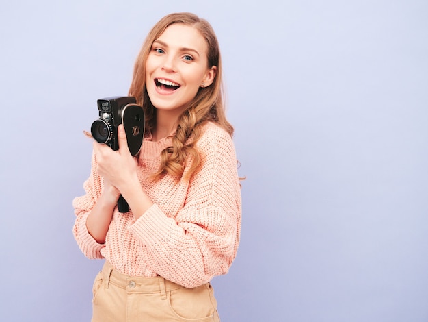 Ritratto di giovane bella donna sorridente in abiti estivi alla moda