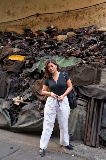 Ritratto di giovane bella donna turistica asiatica in vicoli sporchi di Bangkok
