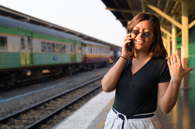 Ritratto di giovane bella donna turistica asiatica presso la stazione ferroviaria di Hua Lamphong a Bangkok