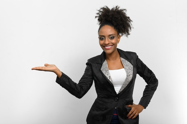 Ritratto di giovane bella imprenditrice africana con i capelli afro