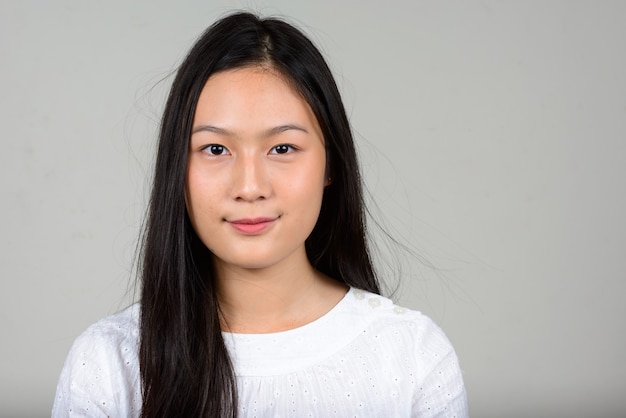 Ritratto di giovane bella ragazza adolescente asiatica