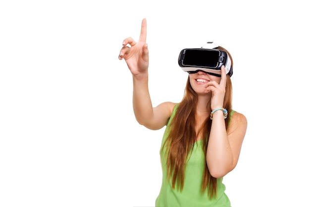 Ritratto di giovane bella ragazza sorridente felice che ottiene esperienza usando gli occhiali vrheadset di virtuale