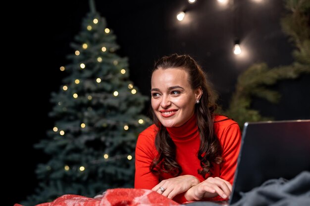 Ritratto di giovane bella signora nella decorazione di Natale Inverno anno nuovo celebrazione bella donna